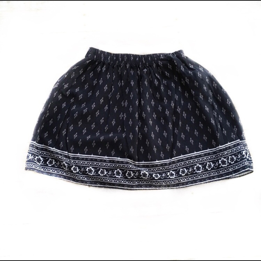 Hollister black and white patterened shorts small